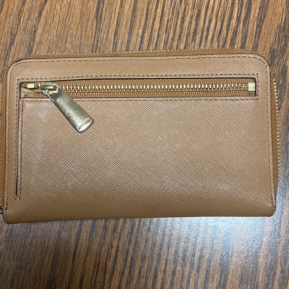 Tan/light brown Coach wallet. Lightly used condition - Picture 2 of 11